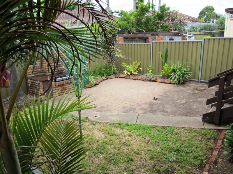 52 Harrow Rd, Glenfield NSW 2167