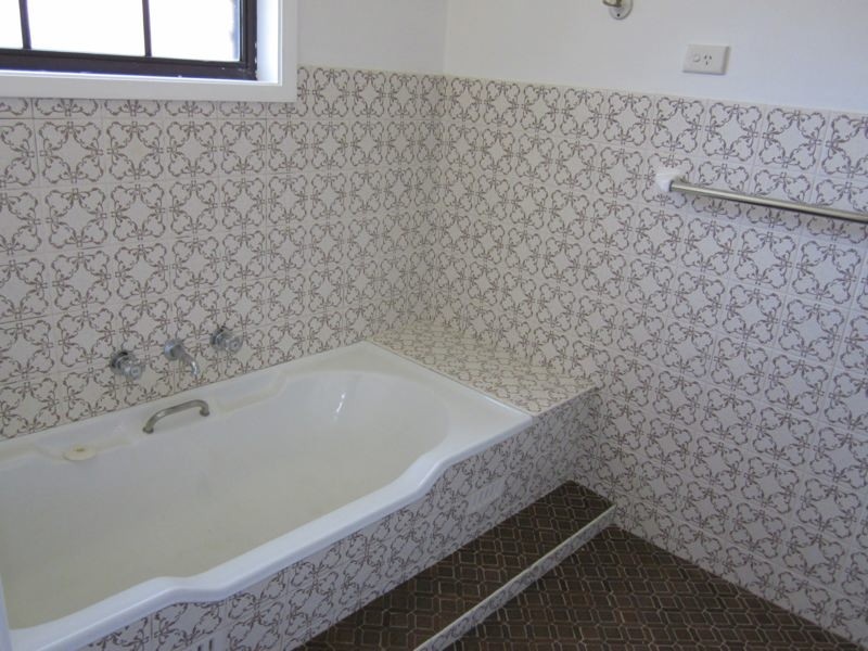 2 Bougainville Rd, Glenfield NSW 2167