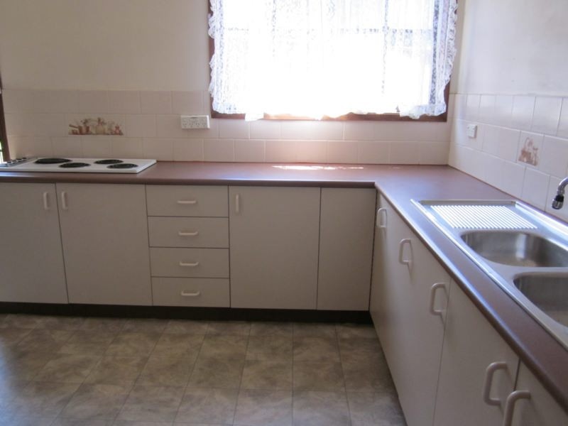 2 Bougainville Rd, Glenfield NSW 2167