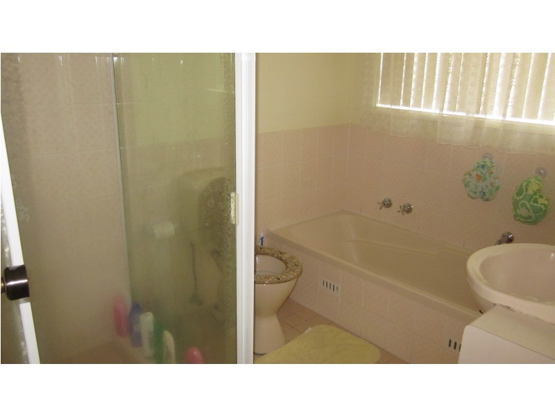 28 Groundsel Ave, Macquarie Fields NSW 2564