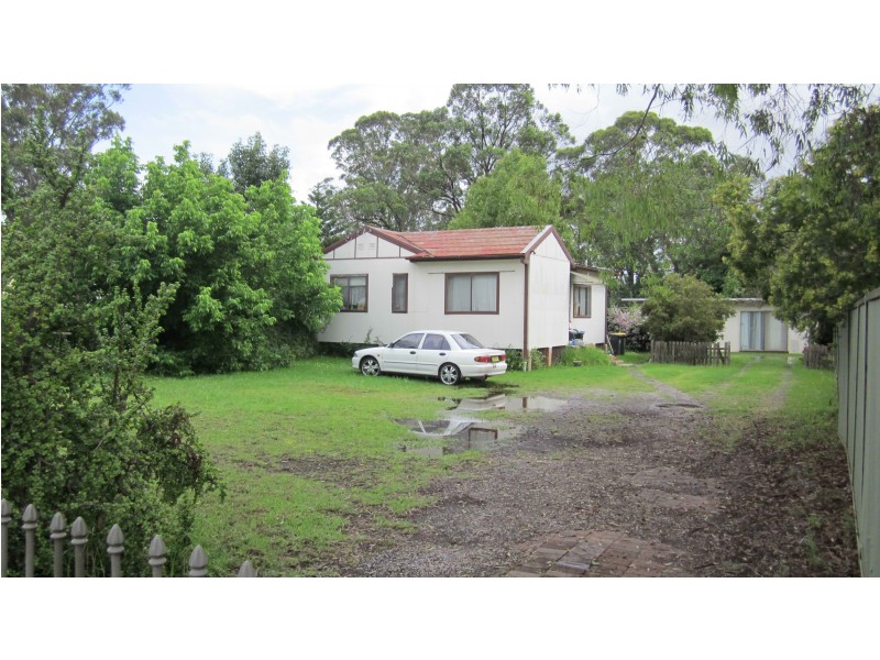 1 Hosking Cres, Glenfield NSW 2167