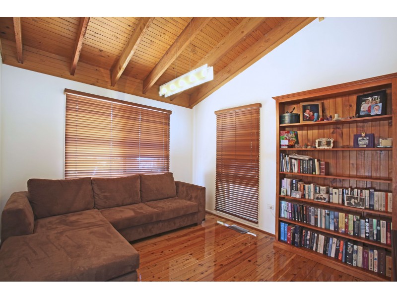 49 Woodlark Pl, Glenfield NSW 2167
