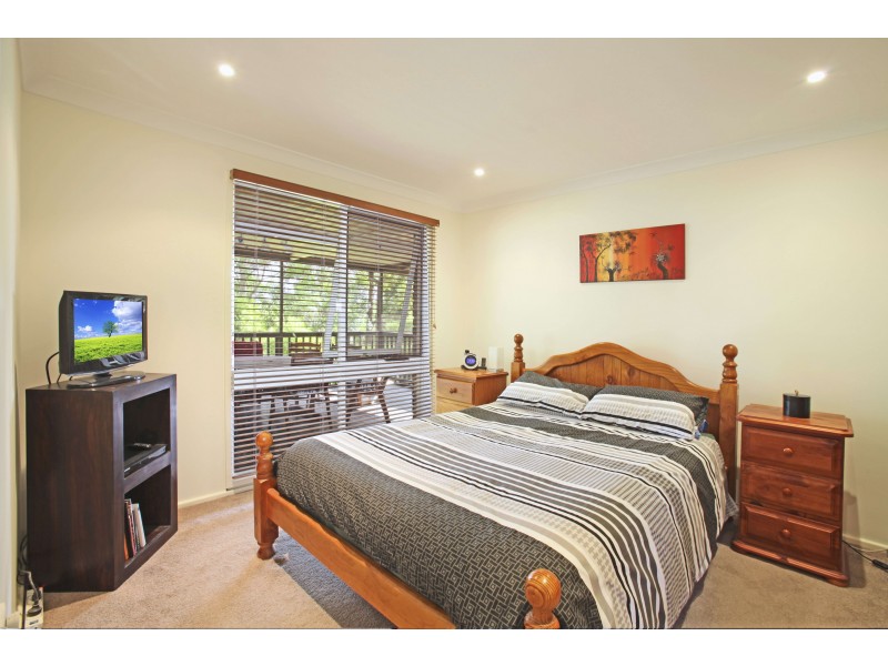 49 Woodlark Pl, Glenfield NSW 2167