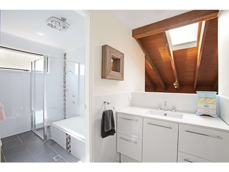 49 Woodlark Pl, Glenfield NSW 2167