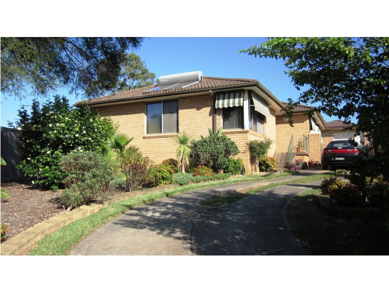 8 Buka Pl, Glenfield NSW 2167
