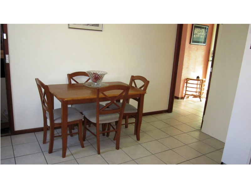 8 Buka Pl, Glenfield NSW 2167