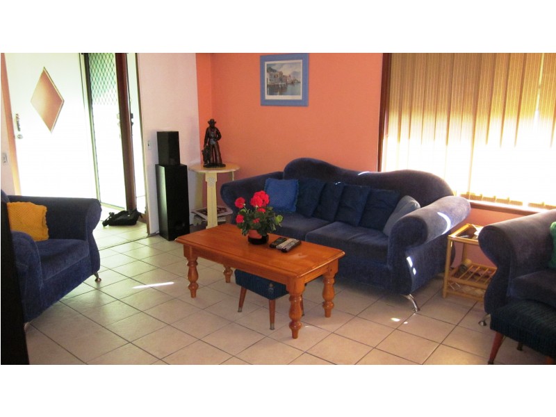 8 Buka Pl, Glenfield NSW 2167