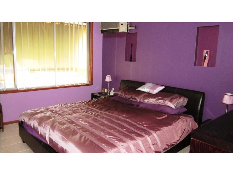 8 Buka Pl, Glenfield NSW 2167