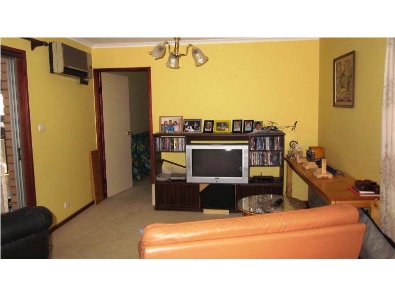 8 Buka Pl, Glenfield NSW 2167