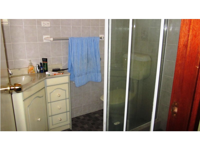 8 Buka Pl, Glenfield NSW 2167