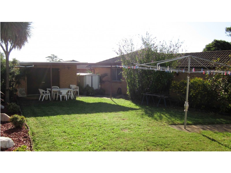 8 Buka Pl, Glenfield NSW 2167