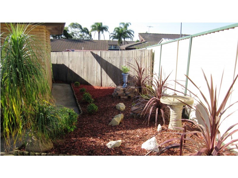 8 Buka Pl, Glenfield NSW 2167