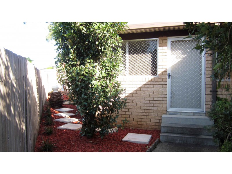 8 Buka Pl, Glenfield NSW 2167