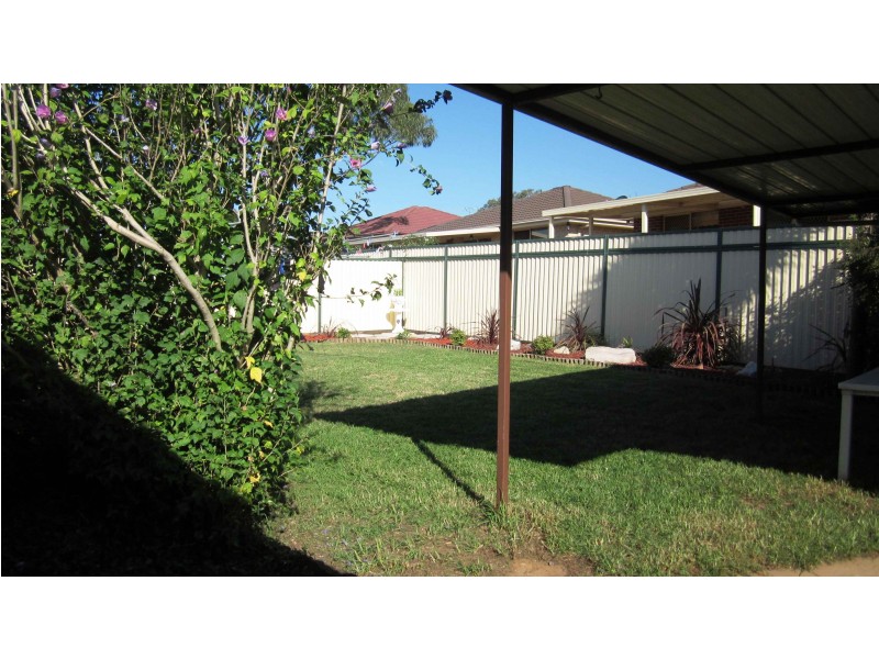 8 Buka Pl, Glenfield NSW 2167