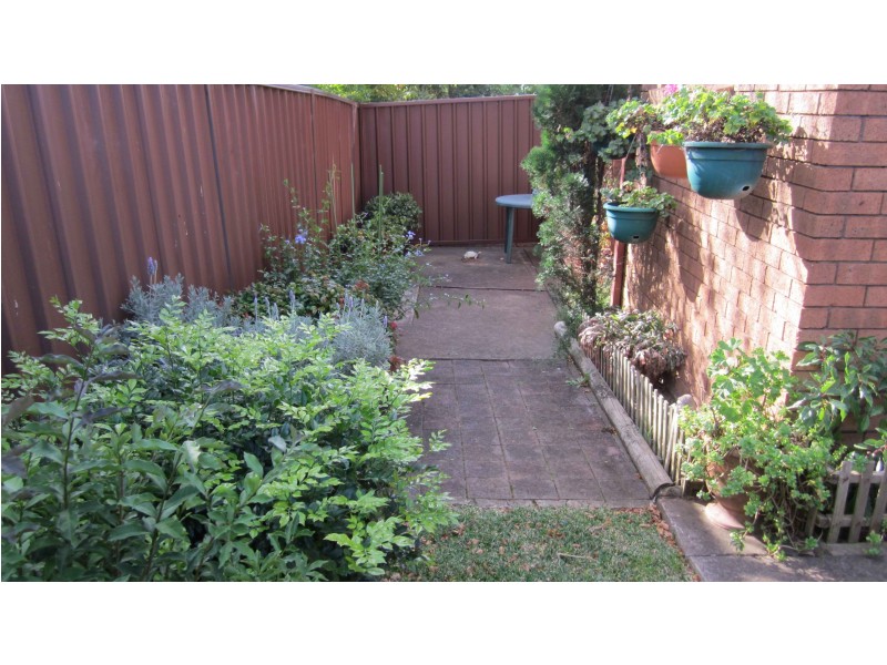 4/3 Daru Pl, Glenfield NSW 2167