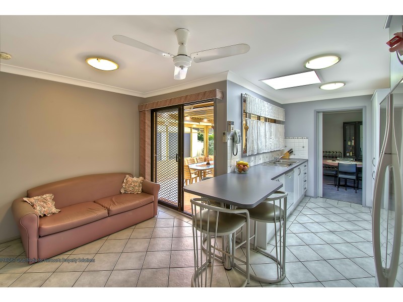 9 Monckton Pl, Glenfield NSW 2167