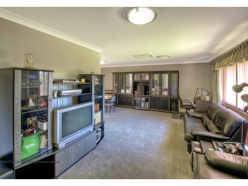 9 Monckton Pl, Glenfield NSW 2167