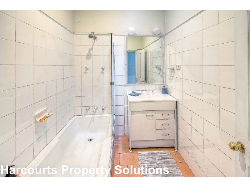 104 Belmont Rd, Glenfield NSW 2167