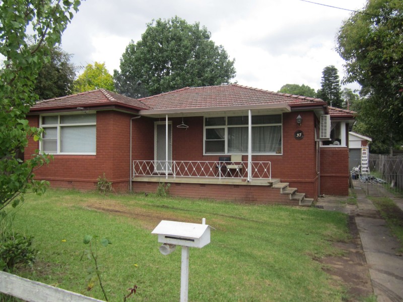 37 Trafalgar St, Glenfield NSW 2167