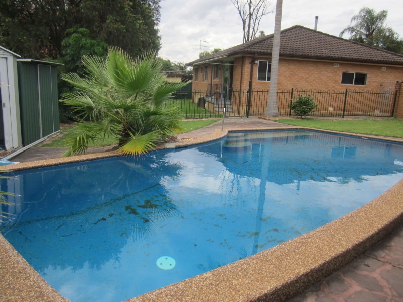 6 Rigo Pl, Glenfield NSW 2167