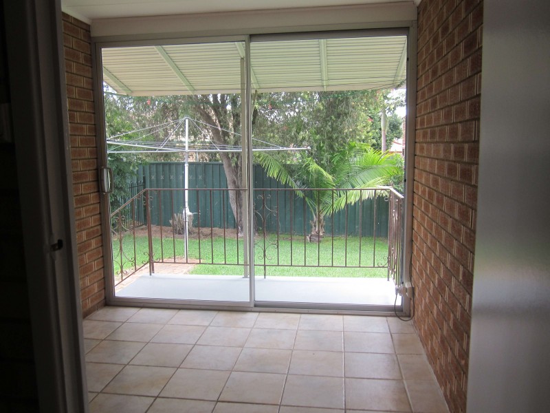 6 Rigo Pl, Glenfield NSW 2167