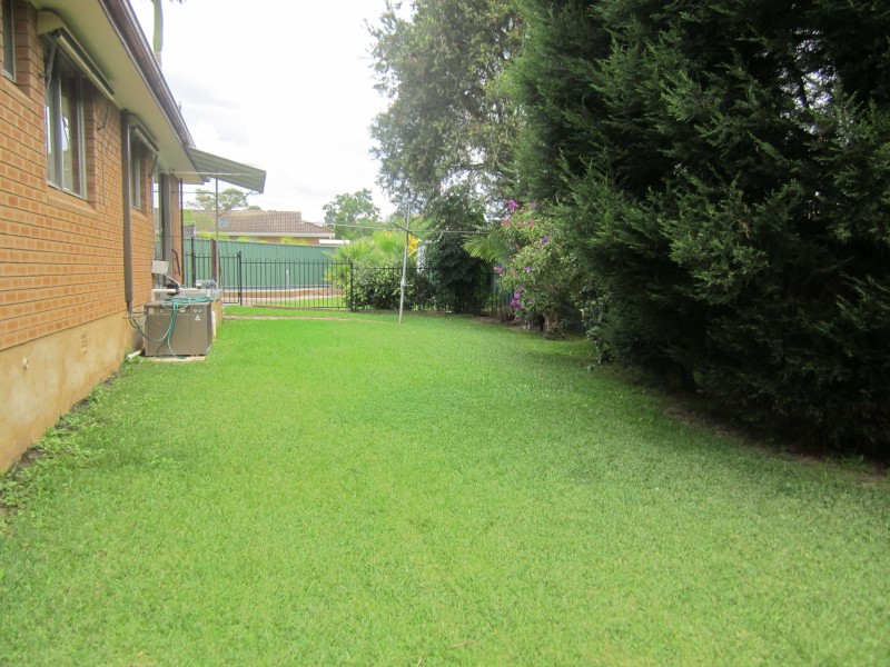 6 Rigo Pl, Glenfield NSW 2167