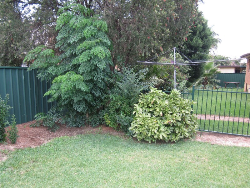 6 Rigo Pl, Glenfield NSW 2167