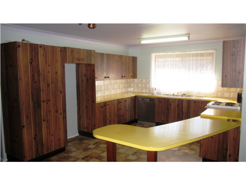 3 Mekeo Pl, Glenfield NSW 2167