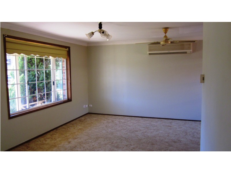 1/212 Harrow Rd, Glenfield NSW 2167