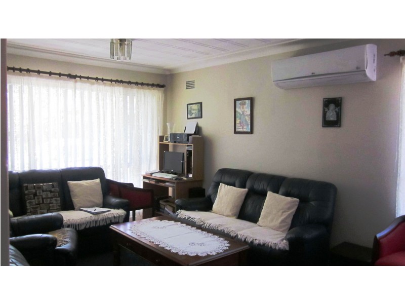 13 Foreman St, Glenfield NSW 2167