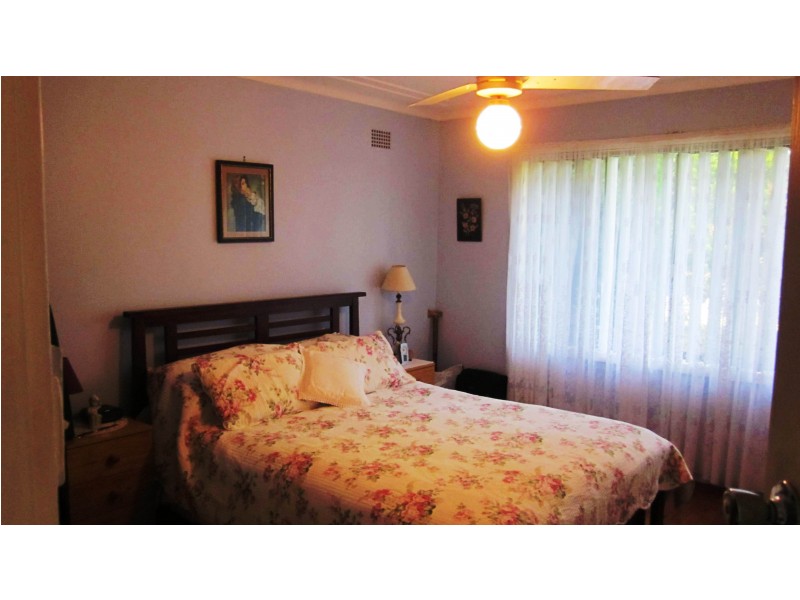 13 Foreman St, Glenfield NSW 2167