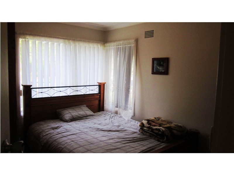 13 Foreman St, Glenfield NSW 2167