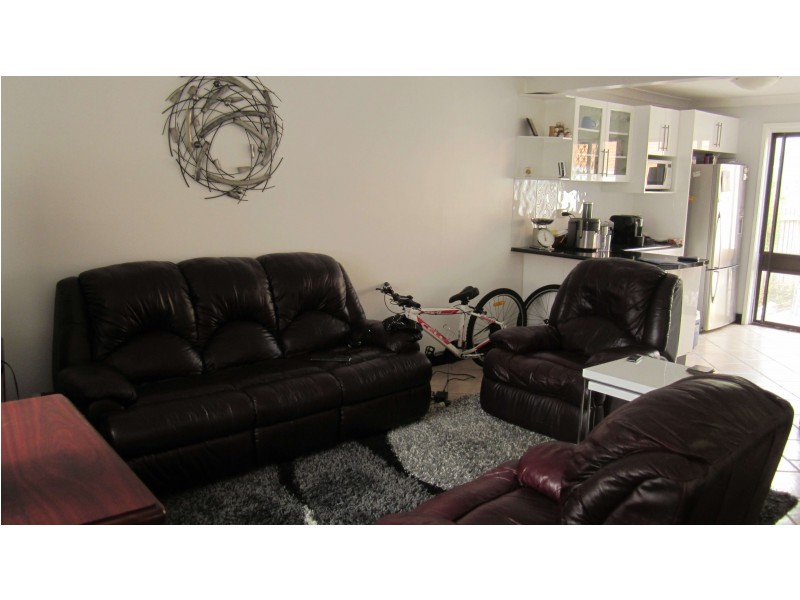 8/6 Jacquinot Pl, Glenfield NSW 2167