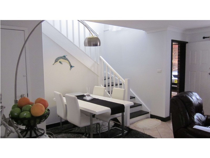 8/6 Jacquinot Pl, Glenfield NSW 2167