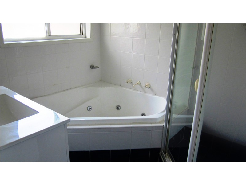 9 Motu Pl, Glenfield NSW 2167