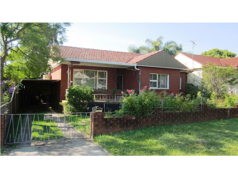 18 English St, Glenfield NSW 2167