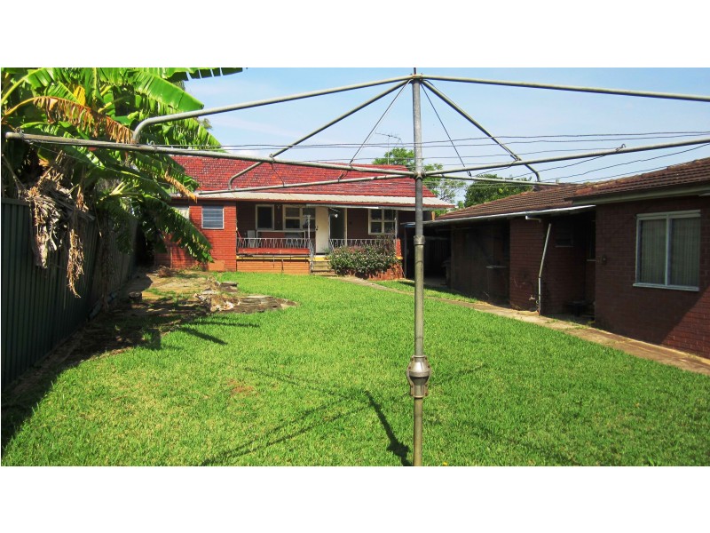 18 English St, Glenfield NSW 2167