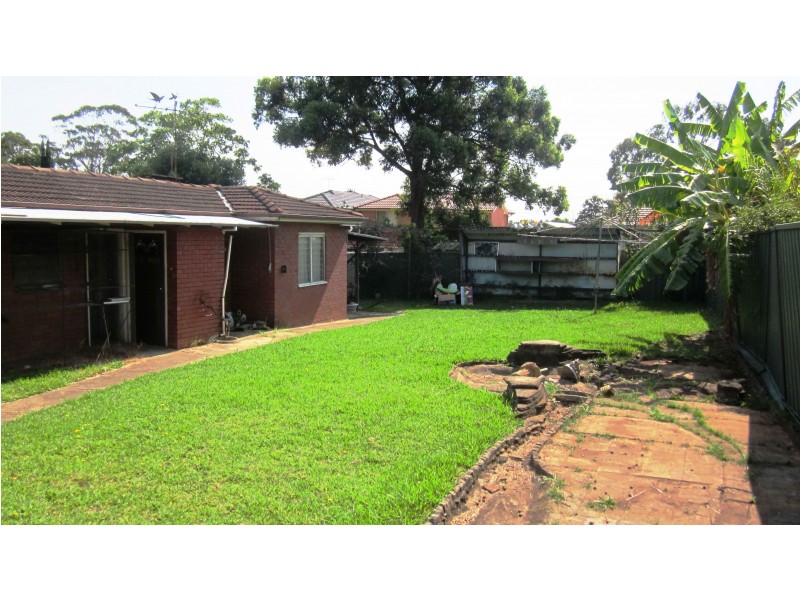 18 English St, Glenfield NSW 2167