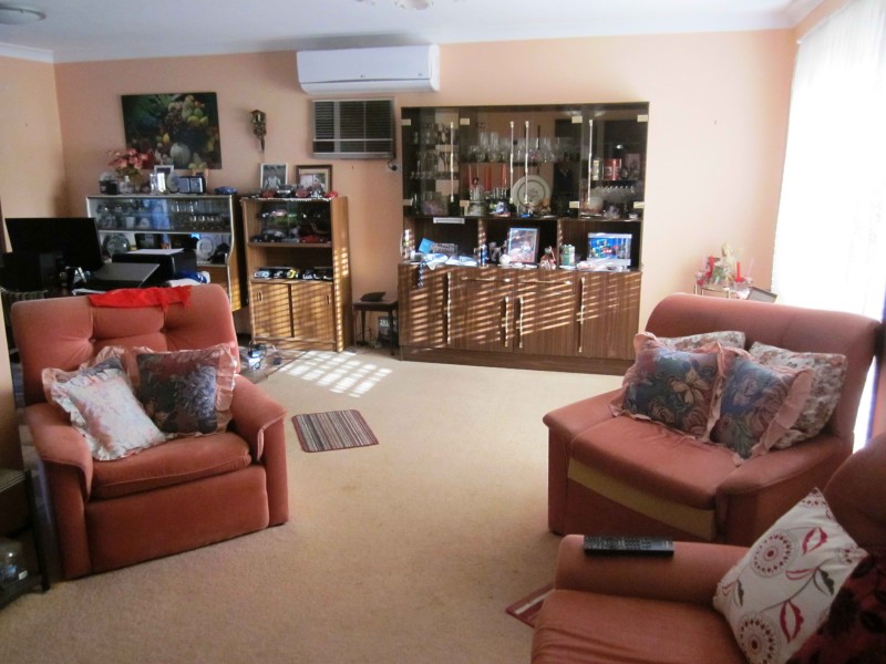 2 Fuchsia Cres, Macquarie Fields NSW 2564