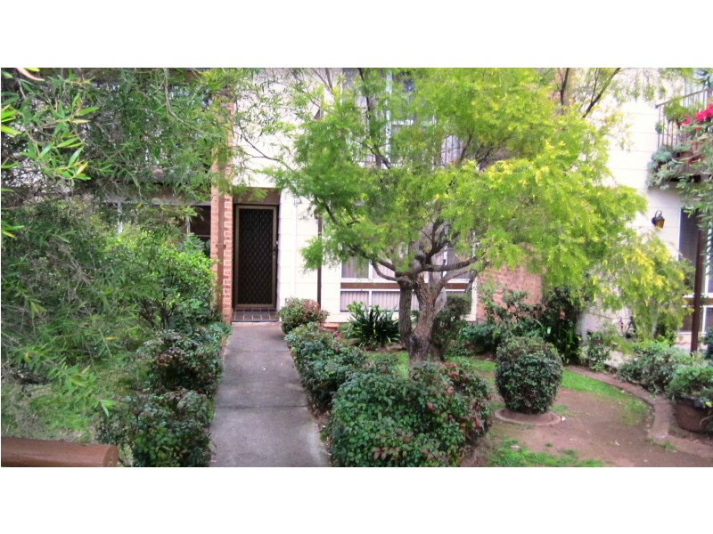 2/15 Hosking Cres, Glenfield NSW 2167