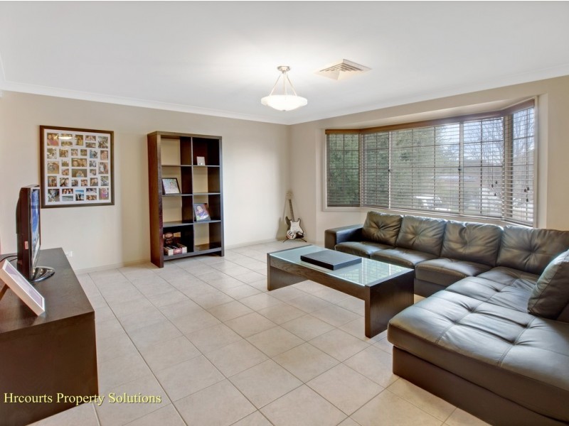 26 Woodlark Pl, Glenfield NSW 2167