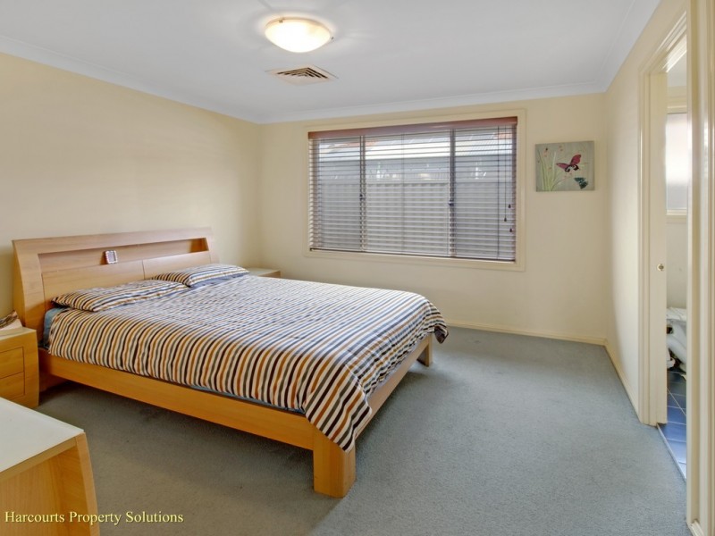 26 Woodlark Pl, Glenfield NSW 2167