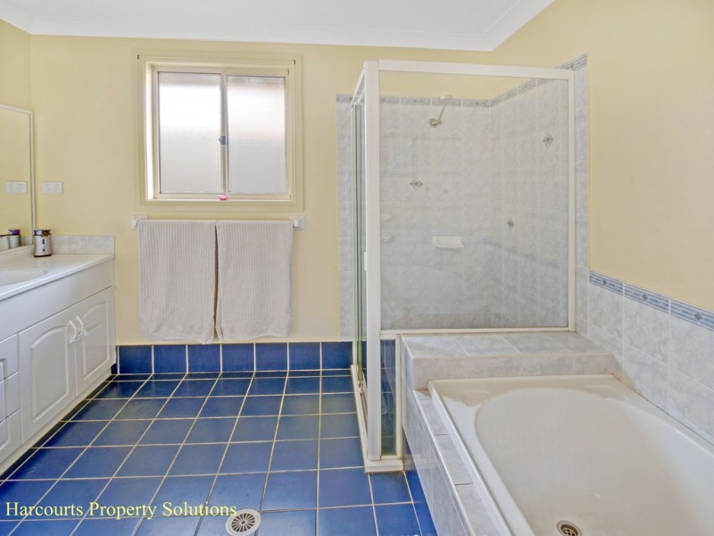 26 Woodlark Pl, Glenfield NSW 2167