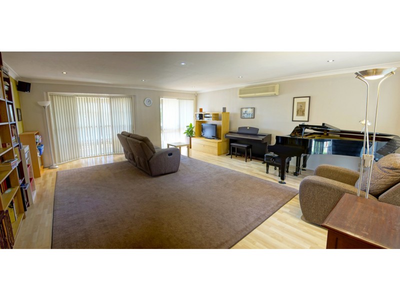 77 Canterbury Rd, Glenfield NSW 2167