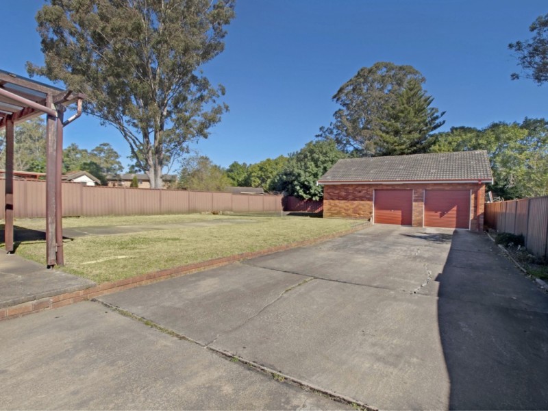 5 Hosking Cres, Glenfield NSW 2167