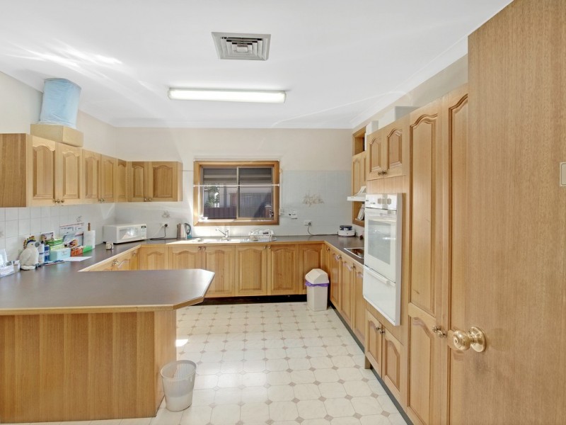 5 Hosking Cres, Glenfield NSW 2167