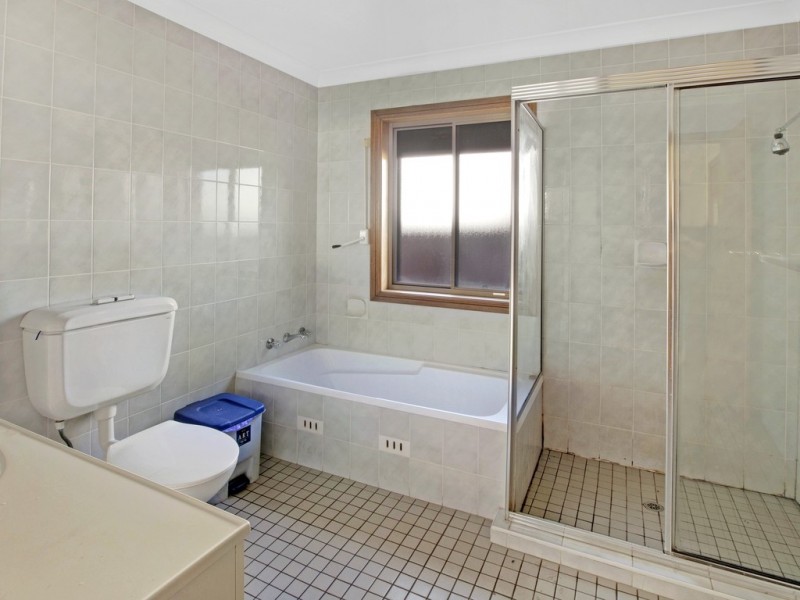 5 Hosking Cres, Glenfield NSW 2167