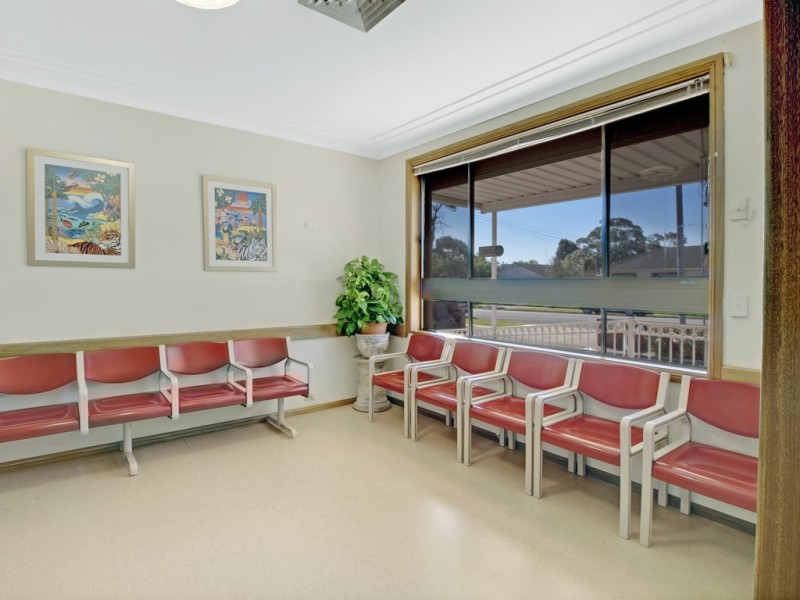 5 Hosking Cres, Glenfield NSW 2167