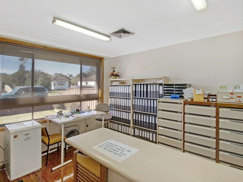 5 Hosking Cres, Glenfield NSW 2167
