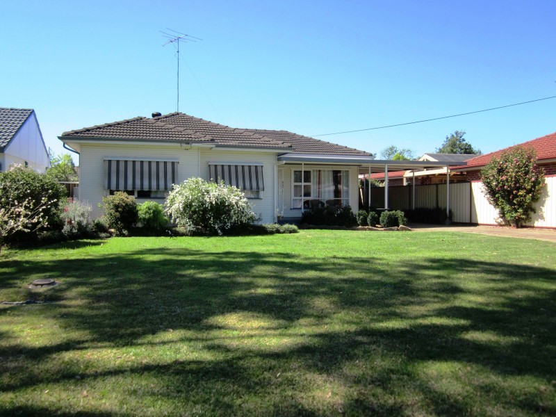 8 Clarence St, Macquarie Fields NSW 2564